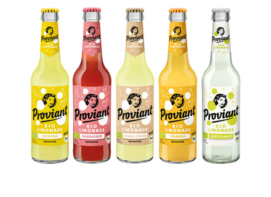 Fünf Flaschen Proviant Bio Limonade in den Geschmacksrichtungen Zitrone, Rhabarber, Holunder & Zitrone, Orange und Limette & Minze. Jede Flasche hat ein farblich passendes Etikett und einen Kronkorken.