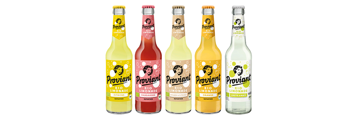 Fünf Flaschen Proviant Bio Limonade in den Geschmacksrichtungen Zitrone, Rhabarber, Holunder & Zitrone, Orange und Limette & Minze. Jede Flasche hat ein farblich passendes Etikett und einen Kronkorken.