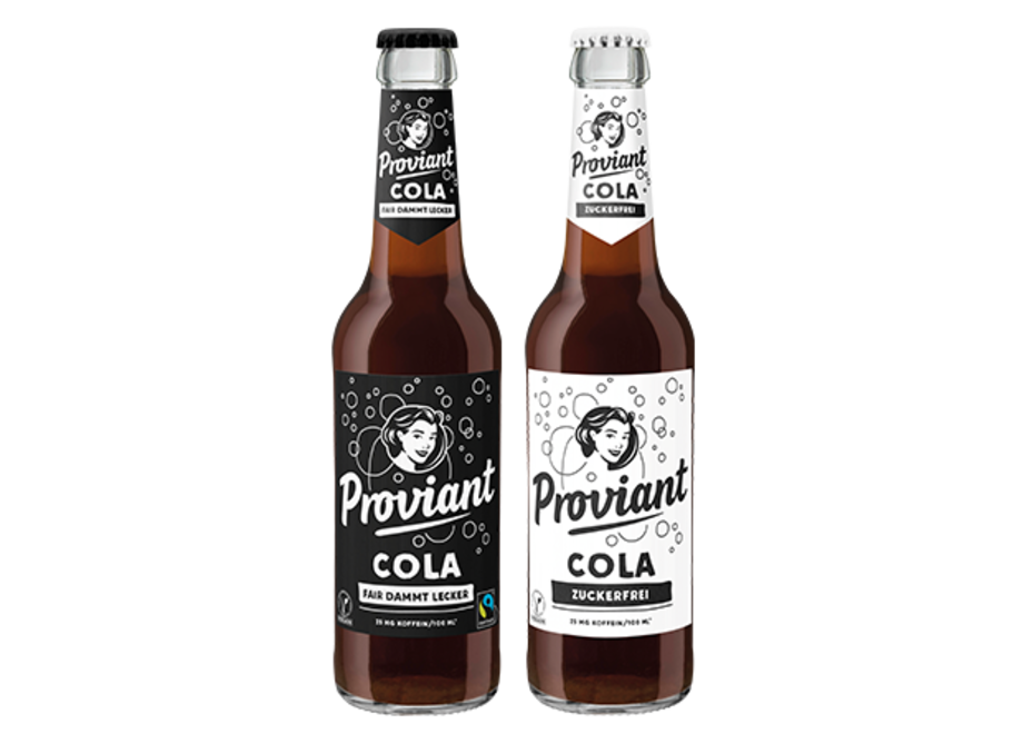Zwei Flaschen Proviant Cola, eine mit schwarzem Etikett 'Fair Damit Lecker', die andere mit weißem Etikett 'Zuckerfrei'. Beide Flaschen sind braun und haben Kronkorken.