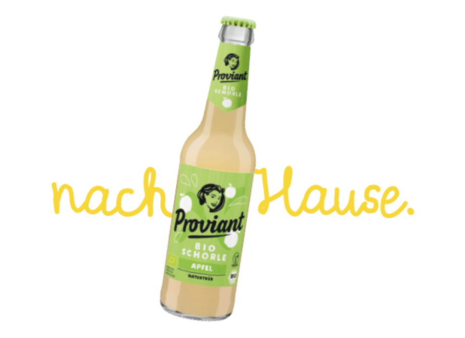 Flasche Proviant Bio Schorle Apfel mit grünem Etikett und gelbem Schriftzug 'nach Hause'. Im Hintergrund unscharfer Text 'TOUR PROVIANT'.
