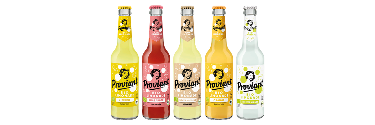 Fünf Flaschen Proviant Bio Limonade in den Geschmacksrichtungen Zitrone, Rhabarber, Holunder & Zitrone, Orange und Limette & Minze. Jede Flasche hat ein farblich passendes Etikett und einen Kronkorken.