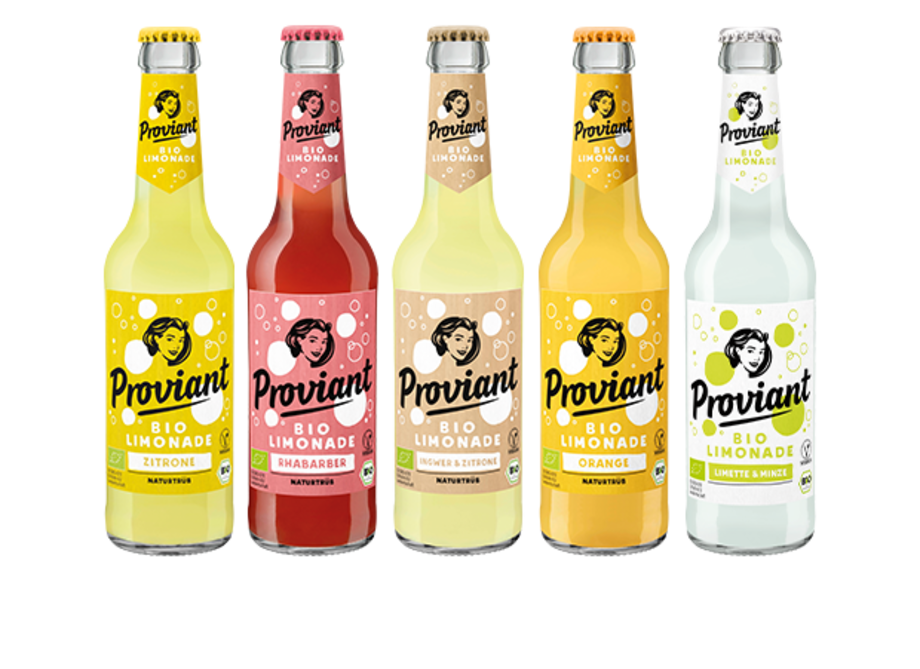 Fünf Flaschen Proviant Bio Limonade in den Geschmacksrichtungen Zitrone, Rhabarber, Holunder & Zitrone, Orange und Limette & Minze. Jede Flasche hat ein farblich passendes Etikett und einen Kronkorken.